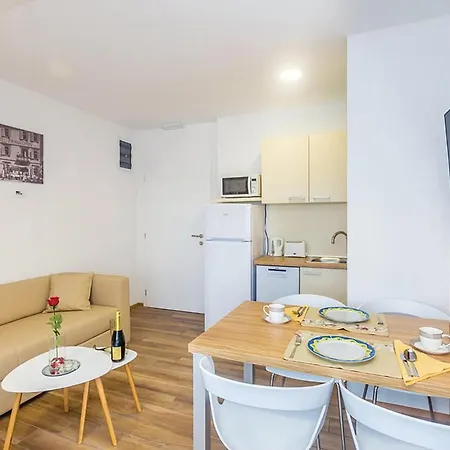 2 Bedroom Awesome In 아파트 푸나트